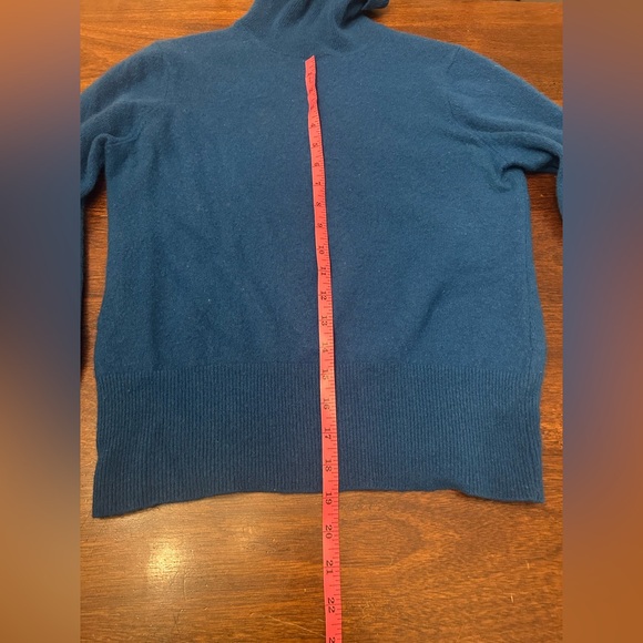 Neiman Marcus Deep Blue Turtleneck Sweater - Picture 4 of 5